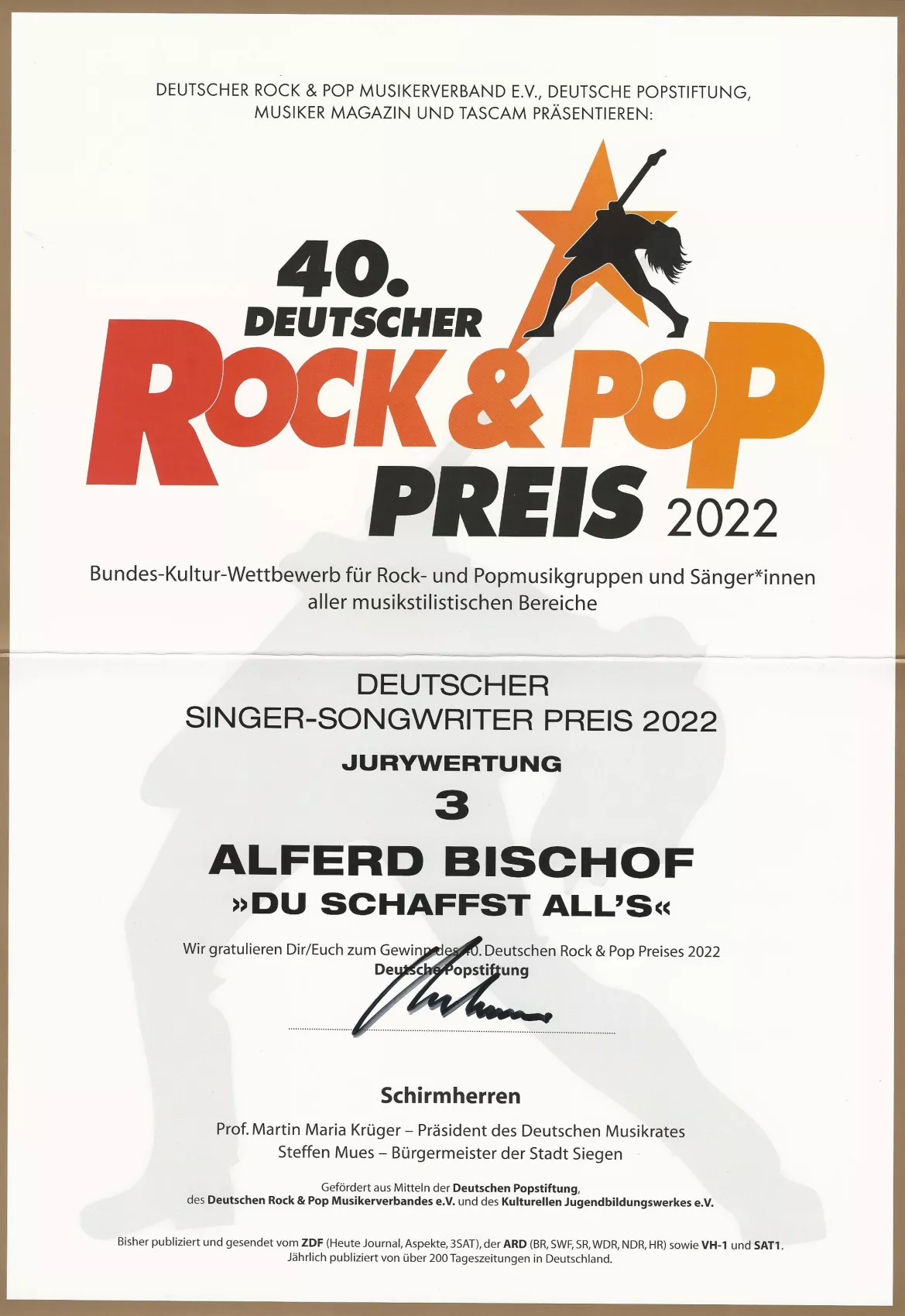 Alfred Bischof wird 2022 mit dem Deutschen Singer-Songwriter-Preis für den Song „Du schaffst all’s“ ausgezeichnet. Alfred Bischof wird 2022 mit dem Deutschen Singer-Songwriter-Preis für den Song „Du schaffst all’s“ ausgezeichnet.