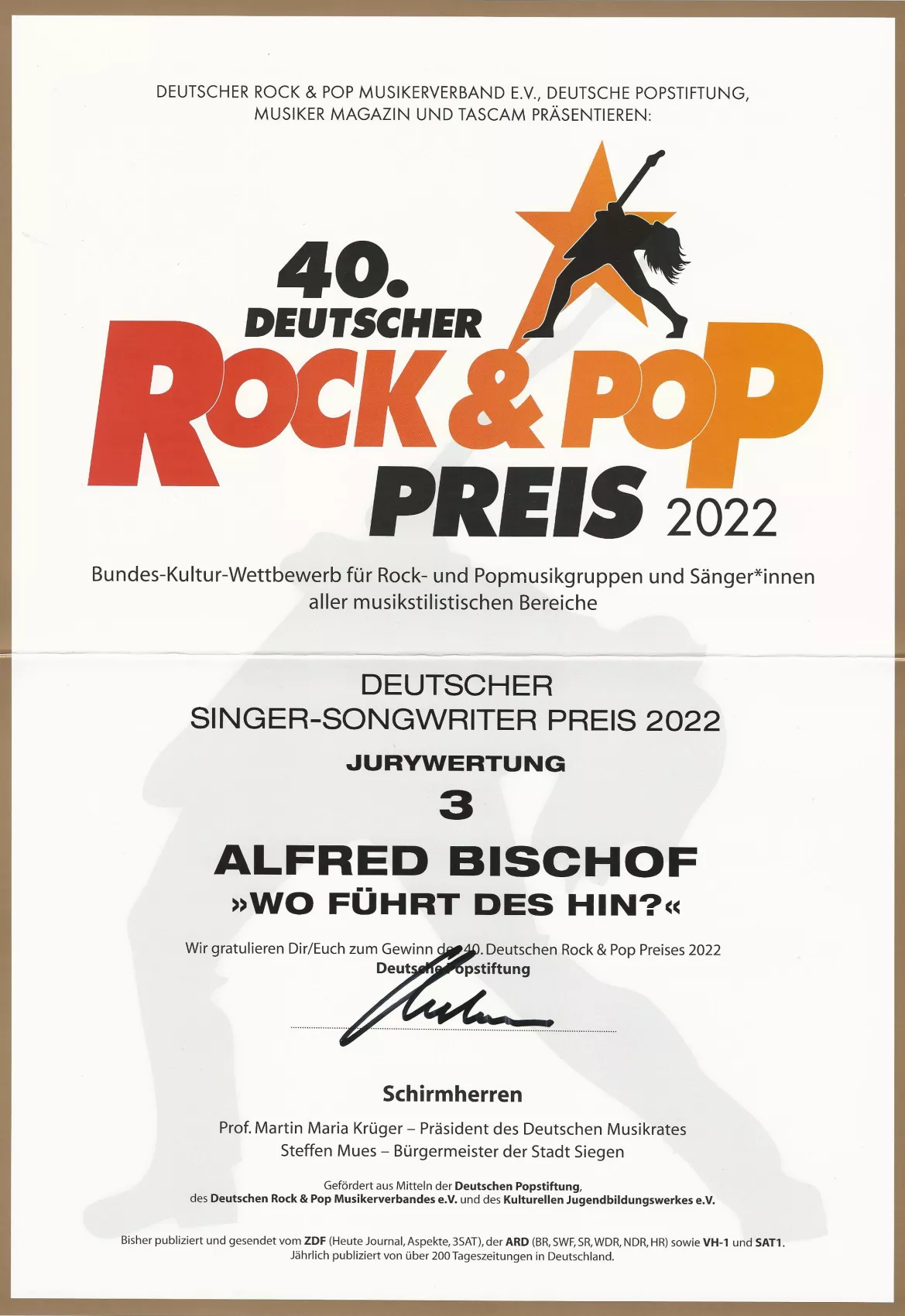 Alfred Bischof wird 2022 mit dem Deutschen Singer-Songwriter-Preis für den Song „Wo führt des hin“ ausgezeichnet. Alfred Bischof wird 2022 mit dem Deutschen Singer-Songwriter-Preis für den Song „Wo führt des hin“ ausgezeichnet.