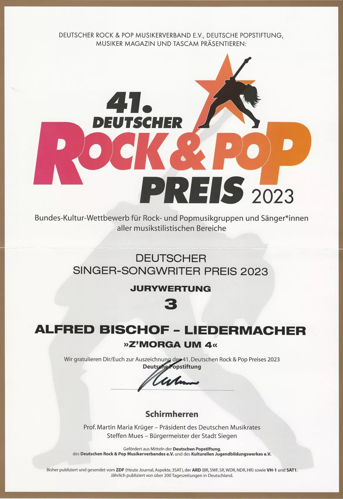 Alfred Bischof wird 2023 mit dem Deutschen Singer-Songwriter-Preis für den Song „z'Morga um 4“ ausgezeichnet. Alfred Bischof wird 2023 mit dem Deutschen Singer-Songwriter-Preis für den Song „z'Morga um 4“ ausgezeichnet.