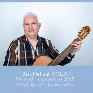 Quadratisches Bild von Alfred Bischof mit Konzertgitarre und dem Hinweis auf den VOL.AT-Bericht „Mehrfach ausgezeichnet 2025“.