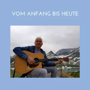 Interview Radio Alperose 2025 – Vom Anfang bis heute – Alfred Bischof mit Gitarre in den Bergen