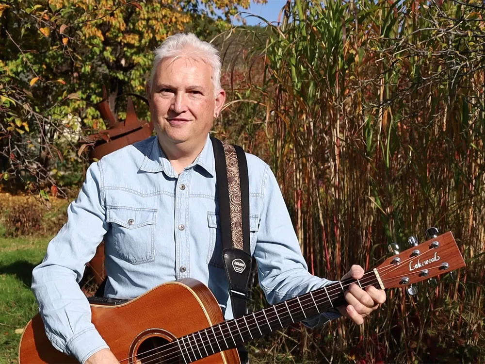 Bischof Alfred, solo mit Gitarre in der Natur – echte Musik, die berührt Bischof Alfred, solo mit Gitarre in der Natur – echte Musik, die berührt