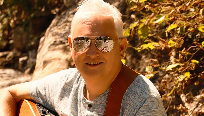 Liedermacher Alfred Bischof mit Gitarre draußen – Natur, Musik und ehrliche Worte Liedermacher Alfred Bischof mit Gitarre draußen – Natur, Musik und ehrliche Worte
