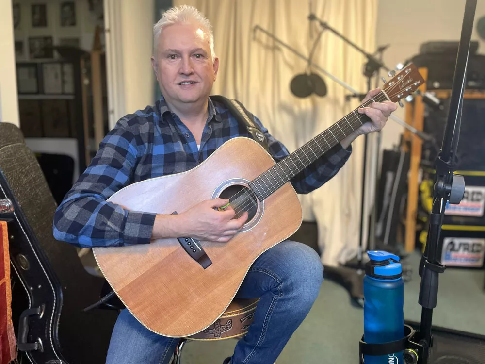 Alfred Bischof im Proberaum mit Gitarre in der Hand – authentischer Moment zwischen Musik, Ruhe und Kreativität. Alfred Bischof im Proberaum mit Gitarre in der Hand – authentischer Moment zwischen Musik, Ruhe und Kreativität.