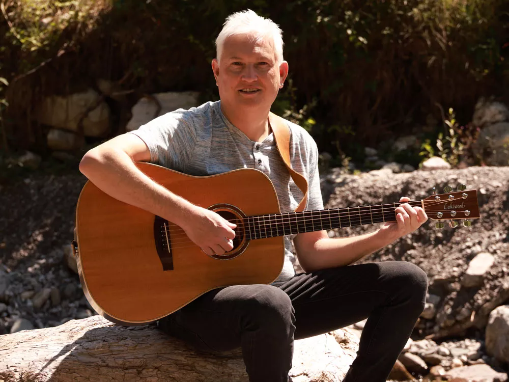 Alfred Bischof – Liedermacher in der Natur mit Gitarre, authentisch und lebensnah Alfred Bischof – Liedermacher in der Natur mit Gitarre, authentisch und lebensnah
