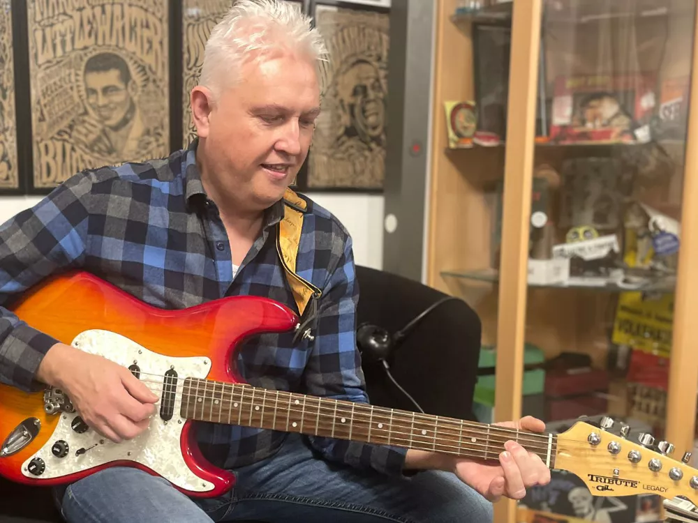 Künstlerporträt mit Stil: Alfred Bischof mit roter E-Gitarre auf schwarzer Couch im Proberaum-Vorraum – Aufnahme für das VN-Interview im Jänner 2025. Künstlerporträt mit Stil: Alfred Bischof mit roter E-Gitarre auf schwarzer Couch im Proberaum-Vorraum – Aufnahme für das VN-Interview im Jänner 2025.