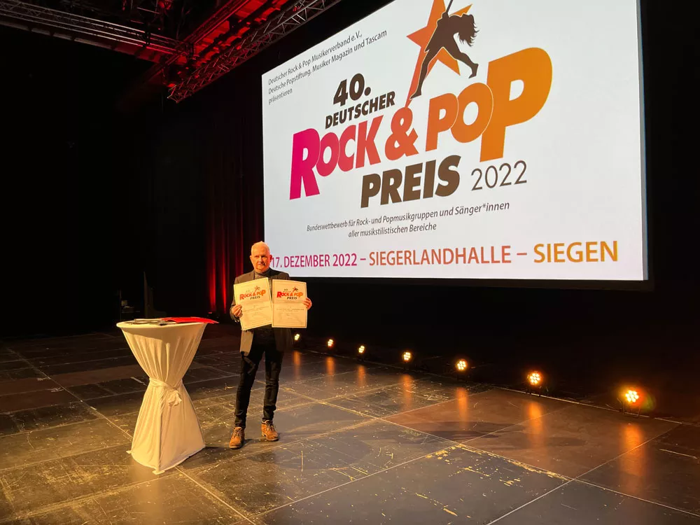 Die Bühne vor dem Moment – leer und bereit für die Auszeichnung beim 40. Deutschen Rock & Pop Preis 2022. Die Bühne vor dem Moment – leer und bereit für die Auszeichnung beim 40. Deutschen Rock & Pop Preis 2022.