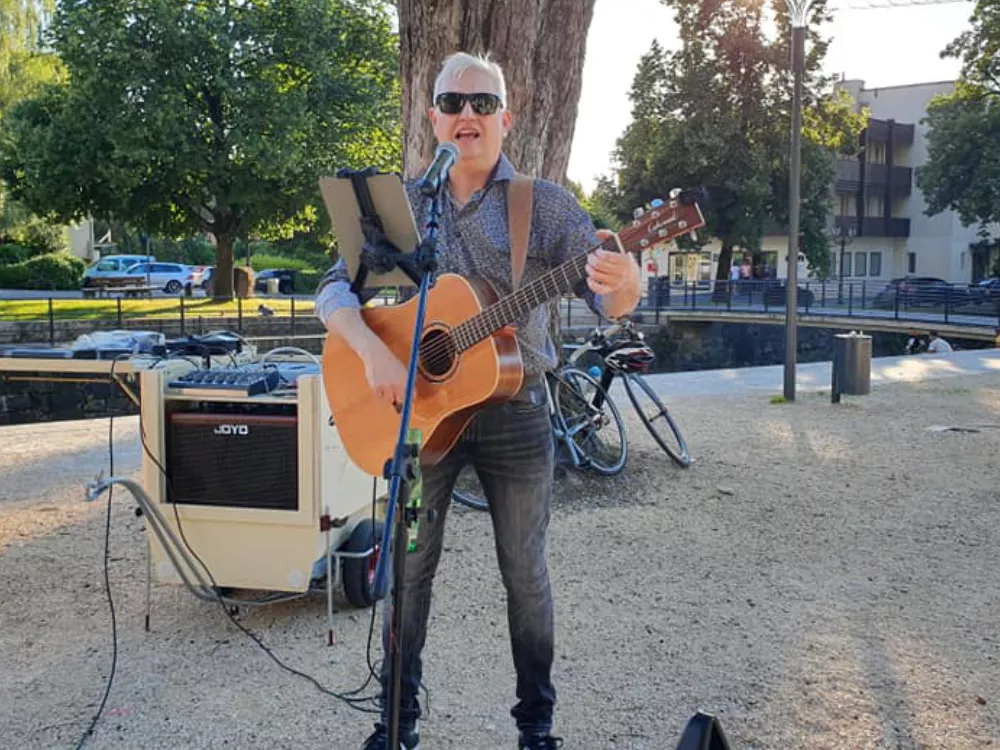 Straßenmusik mit Stil: Alfred Bischof 2020 in Hohenems – mit Sonnenbrille, Gitarre und voller musikalischer Energie für den guten Zweck. Straßenmusik mit Stil: Alfred Bischof 2020 in Hohenems – mit Sonnenbrille, Gitarre und voller musikalischer Energie für den guten Zweck.