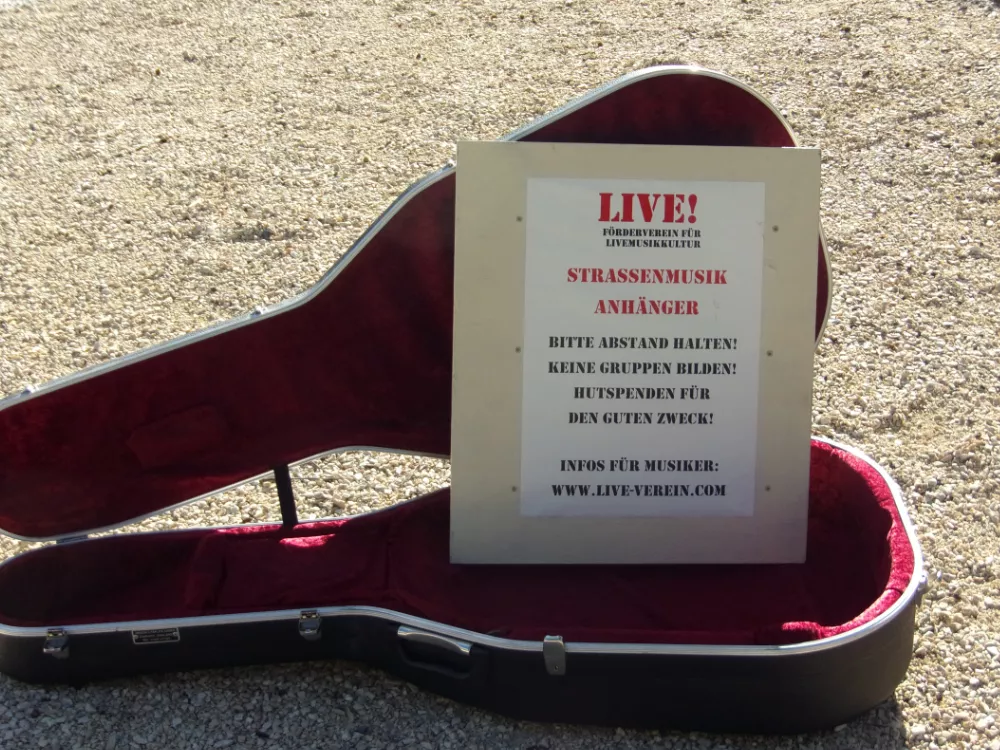 Straßenmusik während der Corona-Zeit 2020 in Hohenems – Alfred Bischofs Gitarrenkoffer mit Botschaft für Livemusikkultur und Abstandshinweis. Straßenmusik während der Corona-Zeit 2020 in Hohenems – Alfred Bischofs Gitarrenkoffer mit Botschaft für Livemusikkultur und Abstandshinweis.