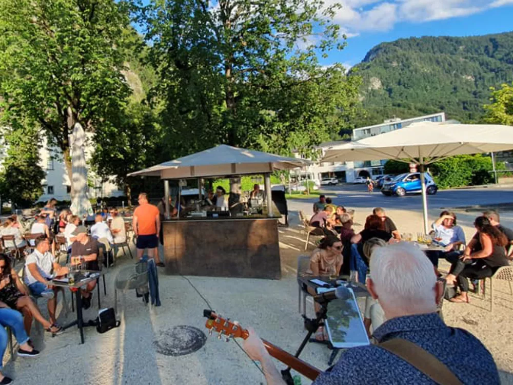 Aus der Sicht des Musikers: Alfred Bischof beim Straßenmusik-Auftritt 2020 auf dem Schlossplatz in Hohenems – Publikum aufmerksam, mit Abstand, vereint durch Musik trotz Pandemie. Aus der Sicht des Musikers: Alfred Bischof beim Straßenmusik-Auftritt 2020 auf dem Schlossplatz in Hohenems – Publikum aufmerksam, mit Abstand, vereint durch Musik trotz Pandemie.