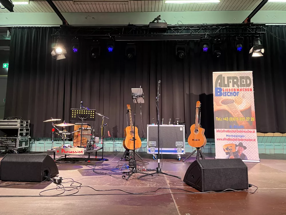 Ruhe vor dem Klang: Ein Blick auf die vorbereitete Bühne im Alten Hallenbad Feldkirch – Instrumente warten auf den Moment, in dem das Konzert beginnt. Ruhe vor dem Klang: Ein Blick auf die vorbereitete Bühne im Alten Hallenbad Feldkirch – Instrumente warten auf den Moment, in dem das Konzert beginnt.