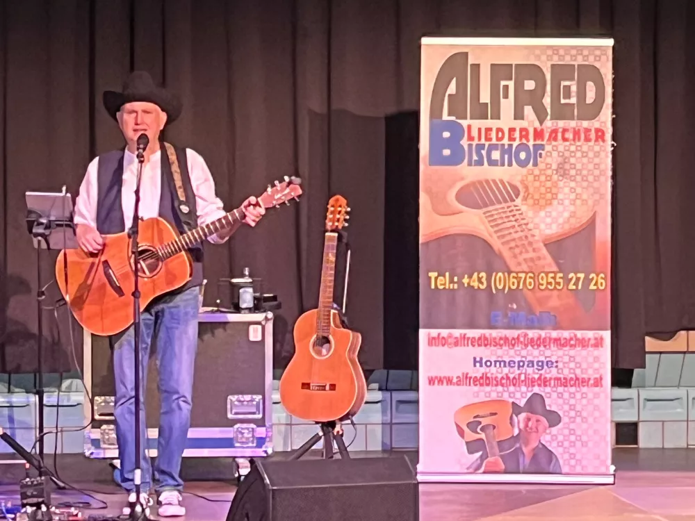 Ganz bei sich und der Musik: Alfred Bischof live auf der Bühne im Alten Hallenbad Feldkirch – Solo-Auftritt mit Gitarre und voller Ausdruckskraft, Dezember 2024. Ganz bei sich und der Musik: Alfred Bischof live auf der Bühne im Alten Hallenbad Feldkirch – Solo-Auftritt mit Gitarre und voller Ausdruckskraft, Dezember 2024.