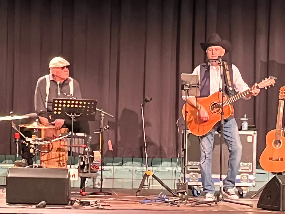 Alfred Bischof und Jürgen Maccani live auf der Bühne im Alten Hallenbad Feldkirch 2024 – Gitarre und Percussion im Duo. Alfred Bischof und Jürgen Maccani live auf der Bühne im Alten Hallenbad Feldkirch 2024 – Gitarre und Percussion im Duo.