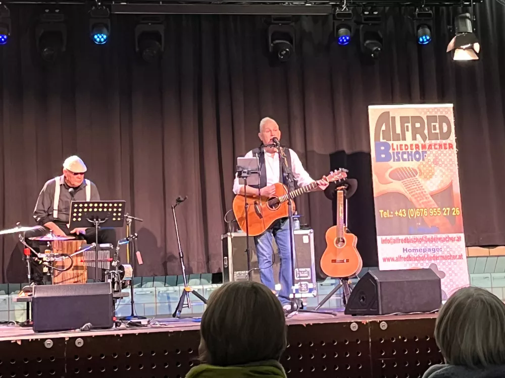 Musik in Bewegung: Alfred Bischof und Jürgen Maccani gemeinsam auf der Bühne – im Einklang mit Gitarre, Percussion und Publikum beim Konzert 2024 in Feldkirch. Musik in Bewegung: Alfred Bischof und Jürgen Maccani gemeinsam auf der Bühne – im Einklang mit Gitarre, Percussion und Publikum beim Konzert 2024 in Feldkirch.