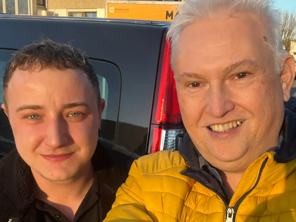 Alfred Bischof mit Journalist Leon Linher im Gespräch – Porträtaufnahme im Freien vor dem Interview für die Vorarlberger Nachrichten. Alfred Bischof mit Journalist Leon Linher im Gespräch – Porträtaufnahme im Freien vor dem Interview für die Vorarlberger Nachrichten.
