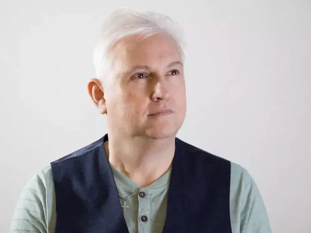 Porträt von Alfred Bischof – nachdenklich mit Blick in die Ferne, 2025